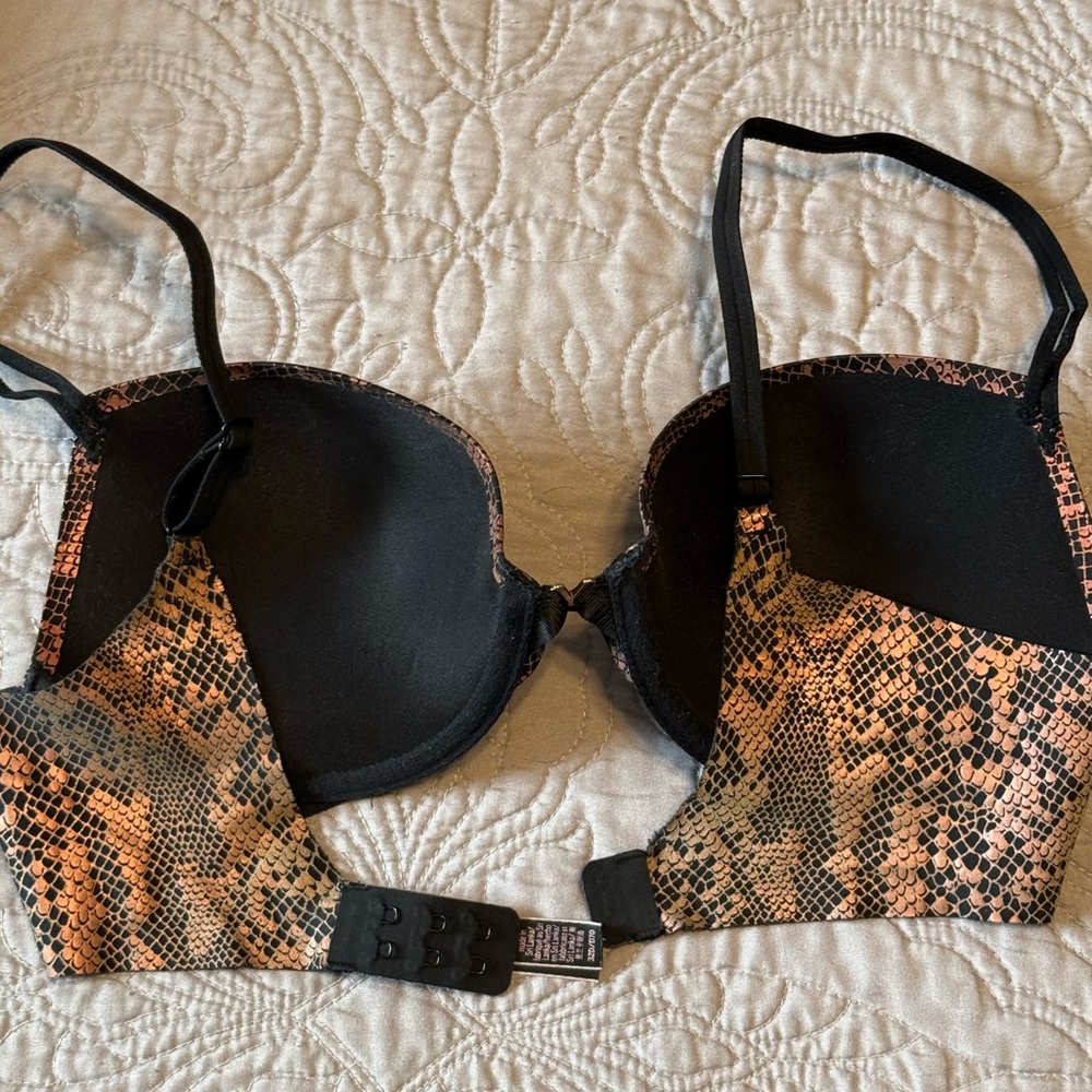Victoria's Secret 32-D Black and Pink Snake Print Bra - Picture 5 of 9